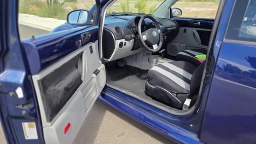 Blue 2004 Volkswagen New Beetle GL