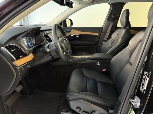 2022 Volvo XC90 T6 Momentum