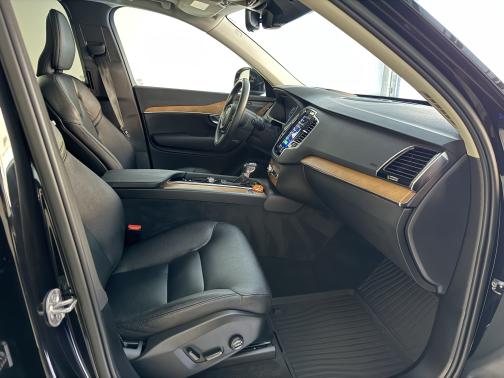 2022 Volvo XC90 T6 Momentum