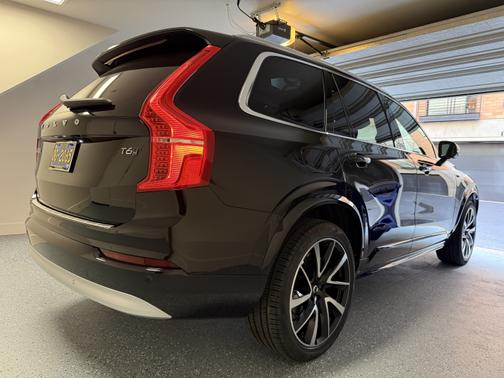2022 Volvo XC90 T6 Momentum