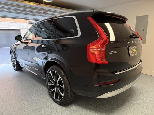 2022 Volvo XC90 T6 Momentum