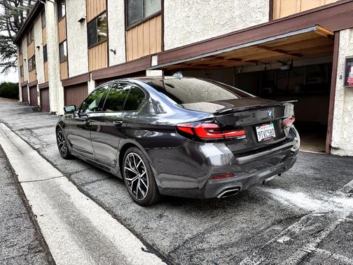 Gray 2022 BMW 530 i