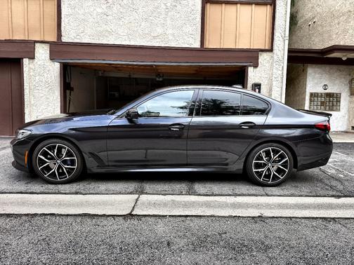 Gray 2022 BMW 530 i