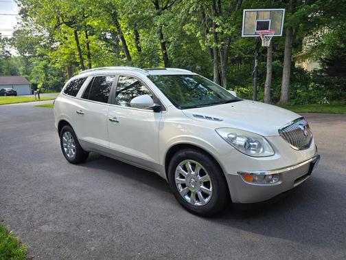 White 2011 Buick Enclave 2XL