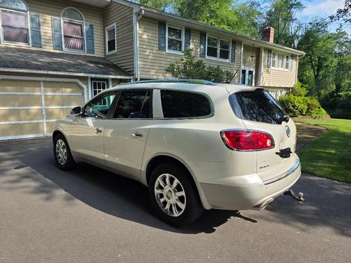 White 2011 Buick Enclave 2XL