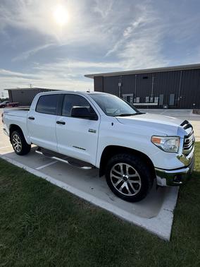 White 2017 Toyota Tundra SR5