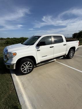 White 2017 Toyota Tundra SR5