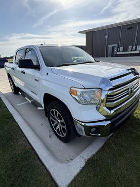 White 2017 Toyota Tundra SR5