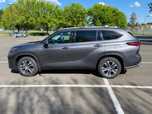 Gray 2022 Toyota Highlander Hybrid XLE