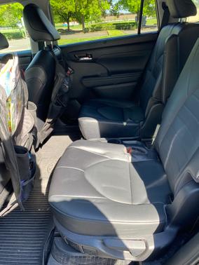 Gray 2022 Toyota Highlander Hybrid XLE