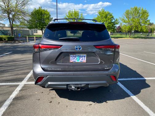 Gray 2022 Toyota Highlander Hybrid XLE