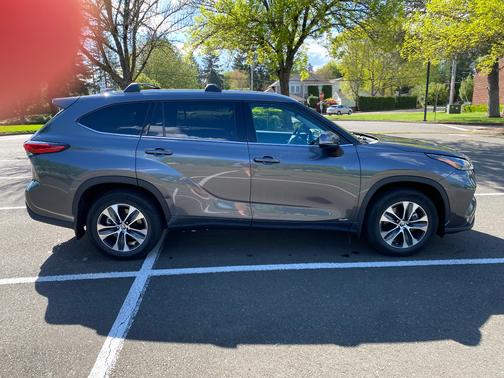 Gray 2022 Toyota Highlander Hybrid XLE