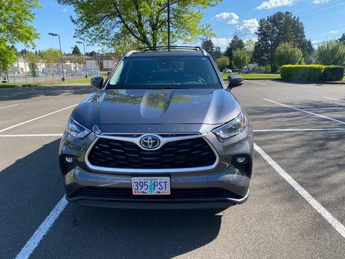 Gray 2022 Toyota Highlander Hybrid XLE