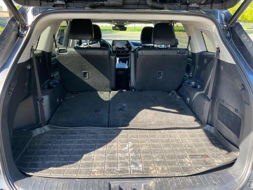 Gray 2022 Toyota Highlander Hybrid XLE