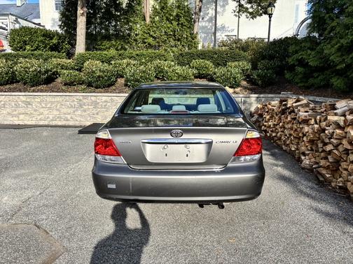 Gray 2006 Toyota Camry LE