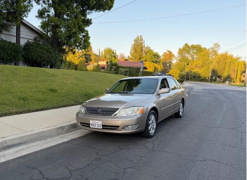 Gold 2001 Toyota Avalon XLS