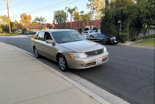 Gold 2001 Toyota Avalon XLS