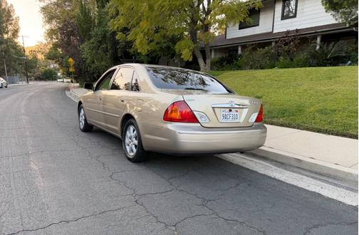 Gold 2001 Toyota Avalon XLS