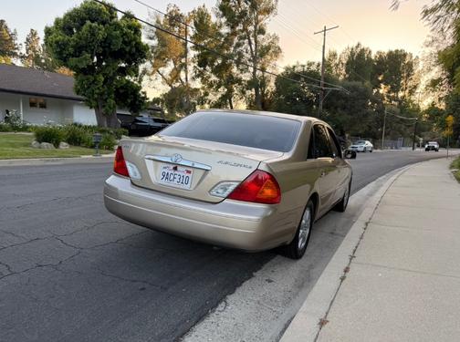 Gold 2001 Toyota Avalon XLS