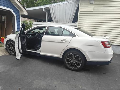 White 2013 Ford Taurus SHO