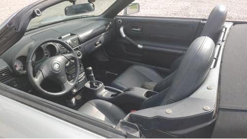 Photo 3 of 9 of 2003 Toyota MR2 Spyder