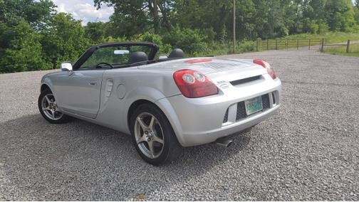 Photo 5 of 9 of 2003 Toyota MR2 Spyder