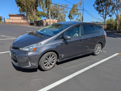 2016 Toyota Prius v Five