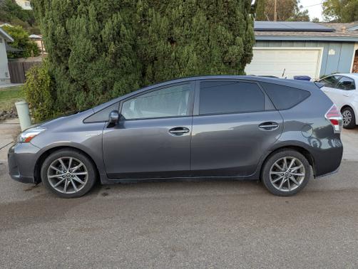 2016 Toyota Prius v Five