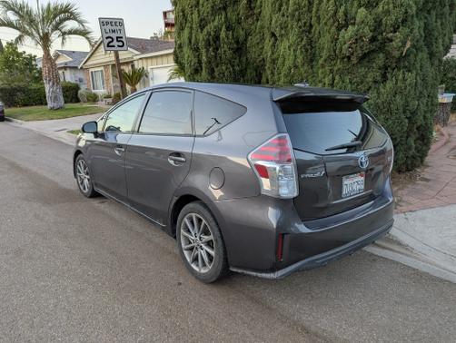 2016 Toyota Prius v Five