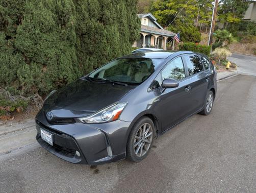 2016 Toyota Prius v Five