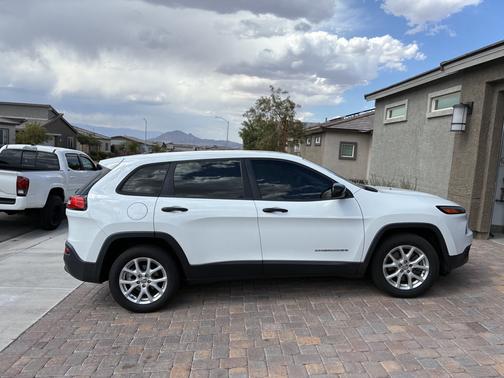 White 2016 Jeep Cherokee Sport