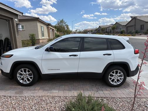 White 2016 Jeep Cherokee Sport