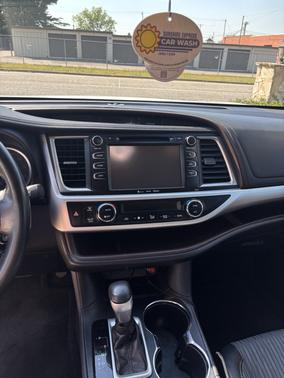 White 2017 Toyota Highlander LE
