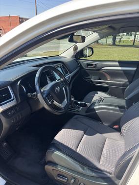 White 2017 Toyota Highlander LE
