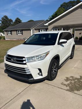 White 2017 Toyota Highlander LE