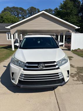 White 2017 Toyota Highlander LE
