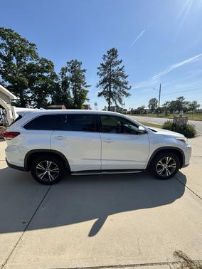 White 2017 Toyota Highlander LE