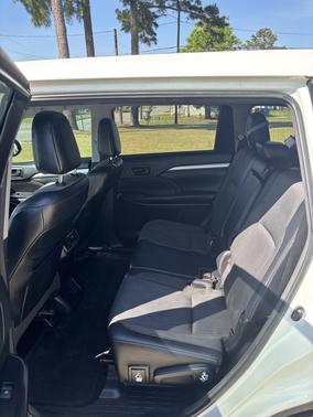 White 2017 Toyota Highlander LE