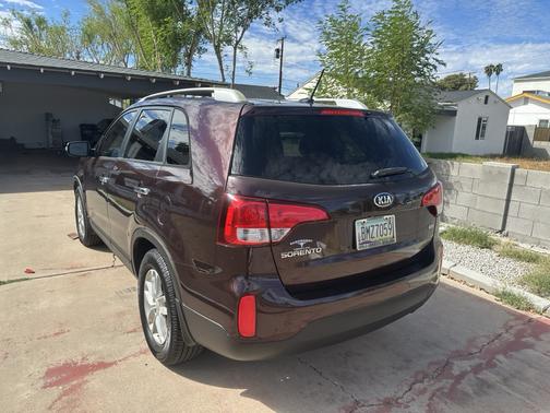 Red 2015 Kia Sorento LX