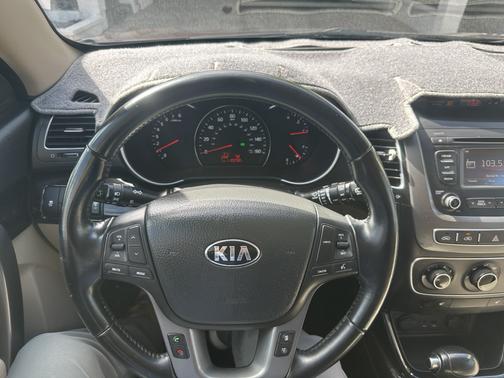 Red 2015 Kia Sorento LX