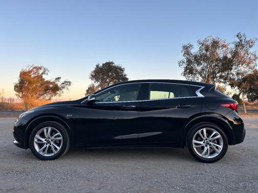 Black 2017 INFINITI QX30 Luxury