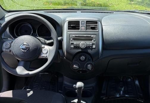 Gray 2013 Nissan Versa 1.6 SV
