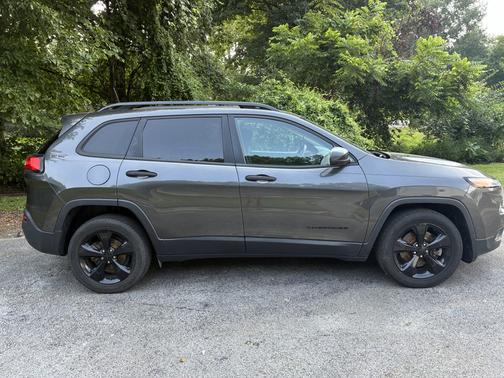 Gray 2017 Jeep Cherokee Sport