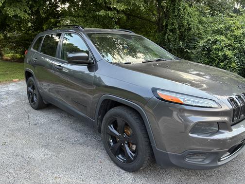 Gray 2017 Jeep Cherokee Sport