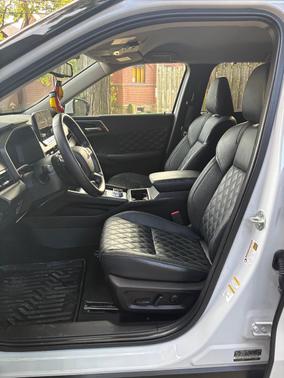 White 2024 Mitsubishi Outlander SEL
