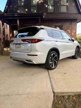 White 2024 Mitsubishi Outlander SEL