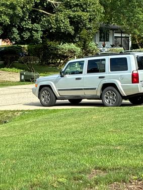 Silver 2006 Jeep Commander Base