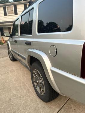 Silver 2006 Jeep Commander Base