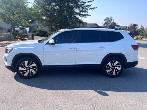 White 2025 Volkswagen Atlas 2.0T SE w/Technology 4MOTION