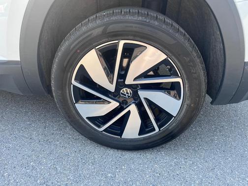 White 2025 Volkswagen Atlas 2.0T SE w/Technology 4MOTION